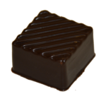 Ganache cassis enrobé de chocolat noir (lécithine de soja, lait, sulfite)