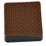 ganache lait&noir avec un cœur croquant à la nougatine (lait, lécithine de soja, fruits à coque)